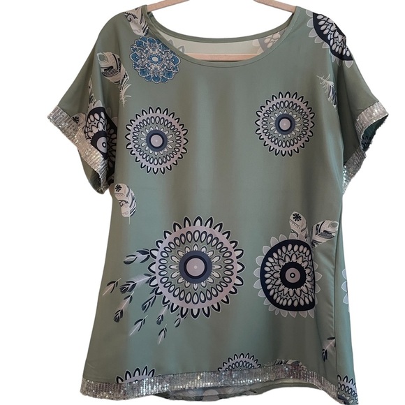 Sage green woman’s abstract short sleeve top size medium - Picture 1 of 6